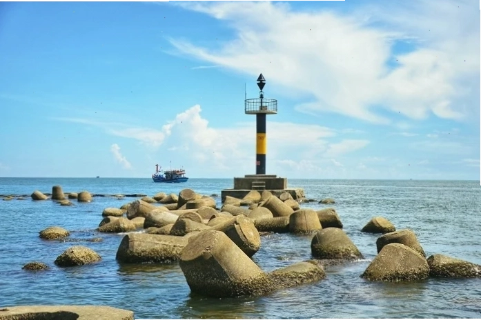 Biển Hải Dương Huế với bờ cát trắng và làn nước trong xanh