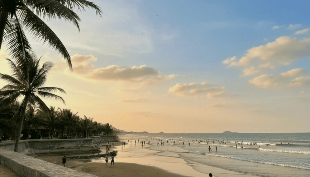 Biển Hải Tiến Thanh Hóa ít đông đúc hơn Sầm Sơn