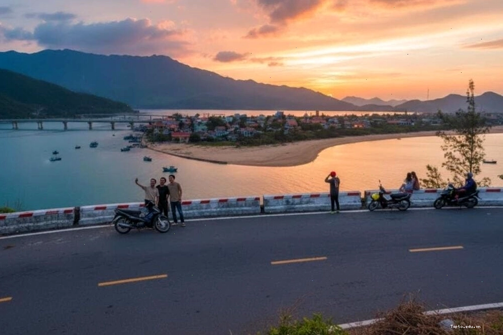 Biển Lăng Cô là bãi biển công cộng miễn phí, lý tưởng cho mọi du khách.