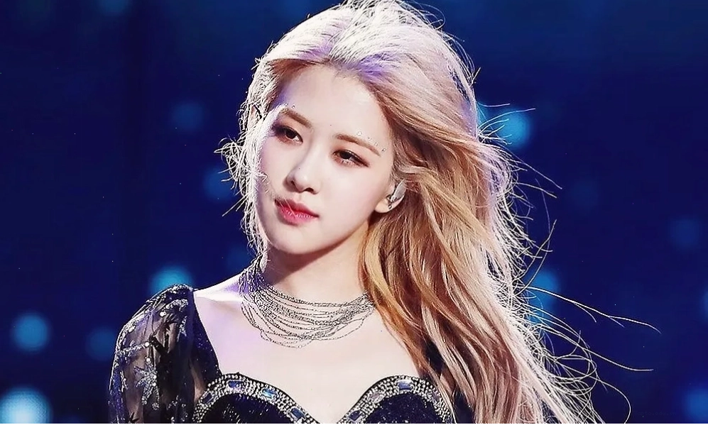Biểu cảm bất ngờ của chú mèo nhìn chằm chằm