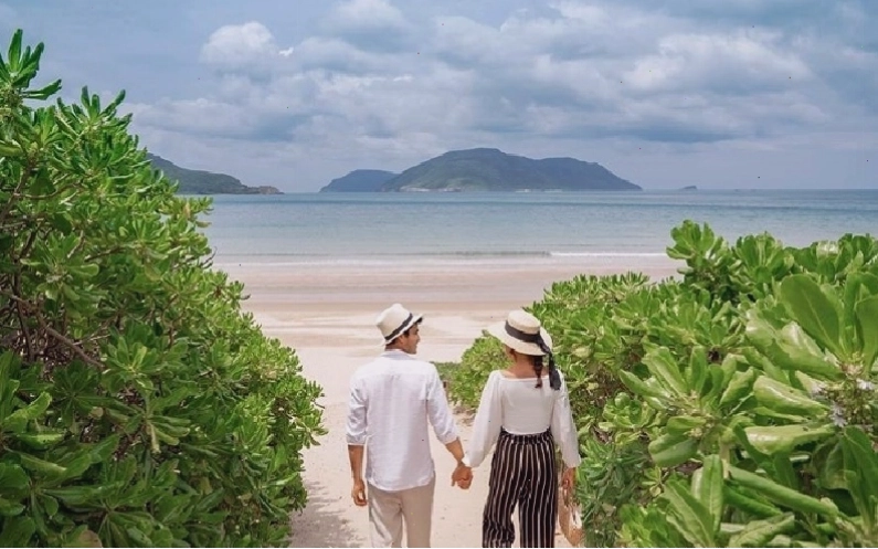 Bờ cát trắng mịn và làn nước trong xanh tại Bãi biển Lò Vôi Côn Đảo
