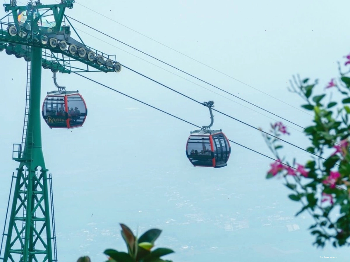 Cabin cáp treo đưa du khách lên núi Bà Đen
