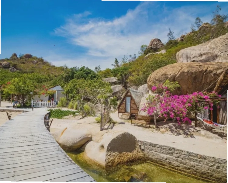 Các bạn trẻ check-in tại khu du lịch sinh thái Sao Biển
