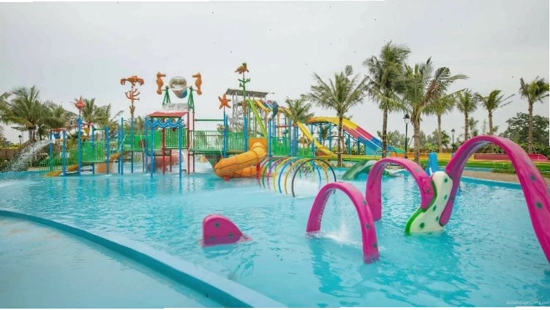 Các trò chơi dưới nước tại công viên biển nhân tạo
