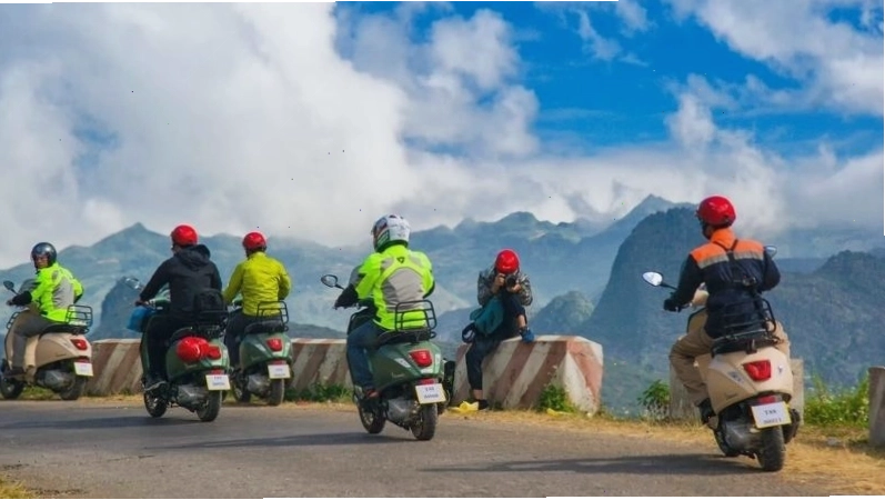 Cảnh đường đi bằng ô tô tới Hồ Núi Cốc