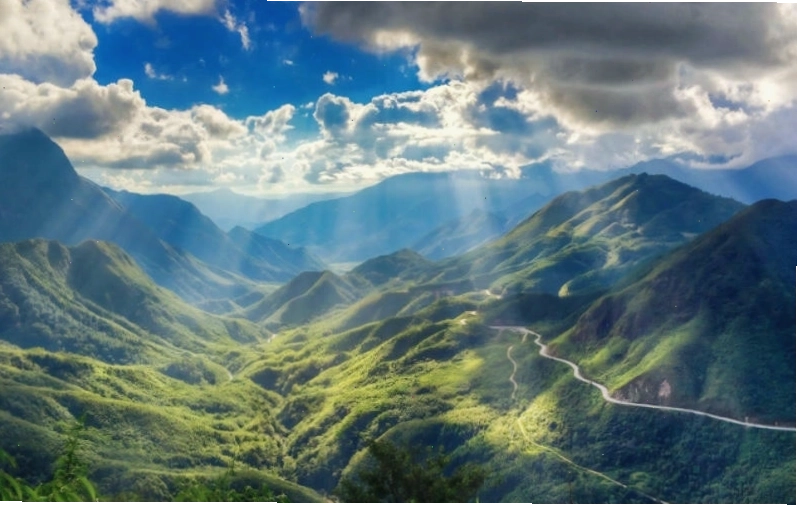 Cảnh mây vờn trên đỉnh núi Hoàng Liên Sơn