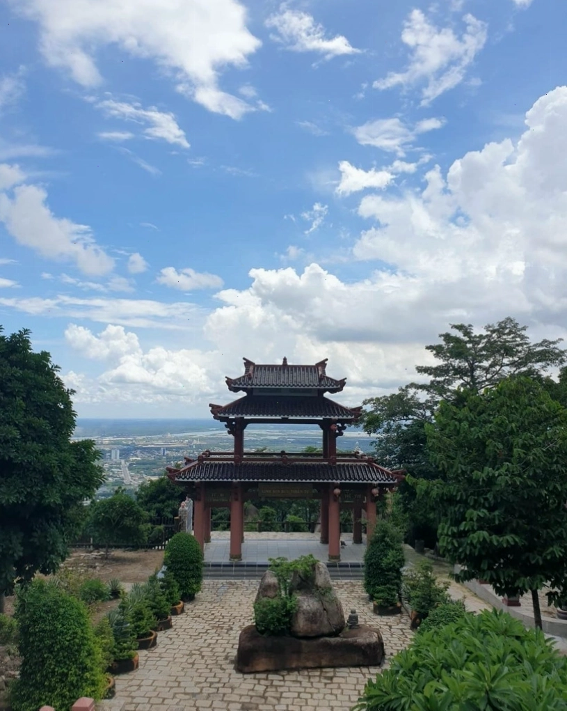 Cảnh quan ấn tượng trên đường lên núi