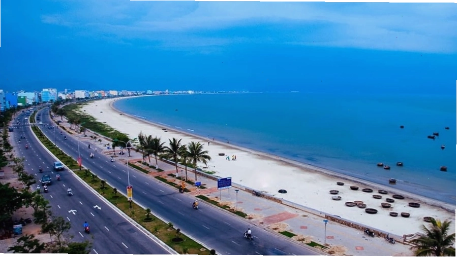 Cảnh quan bờ biển Việt Nam nhìn từ xa