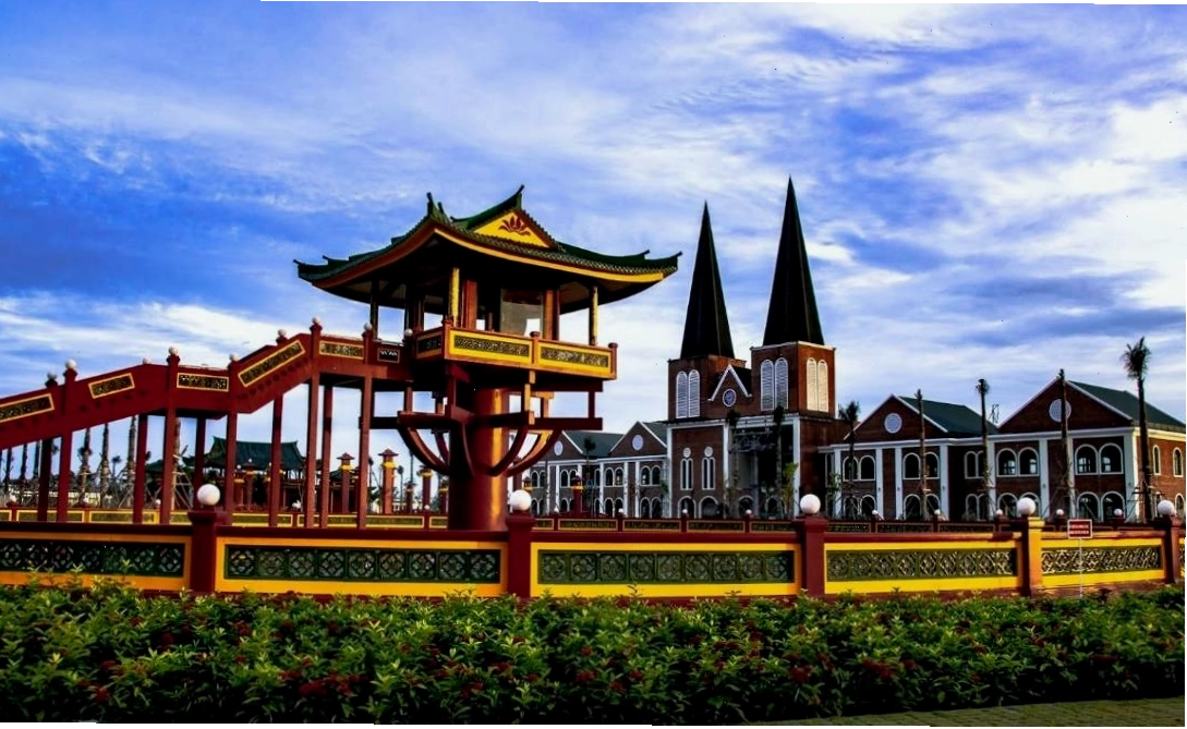 Cảnh quan đường lên Núi Sam Châu Đốc với cây cối xanh tươi
