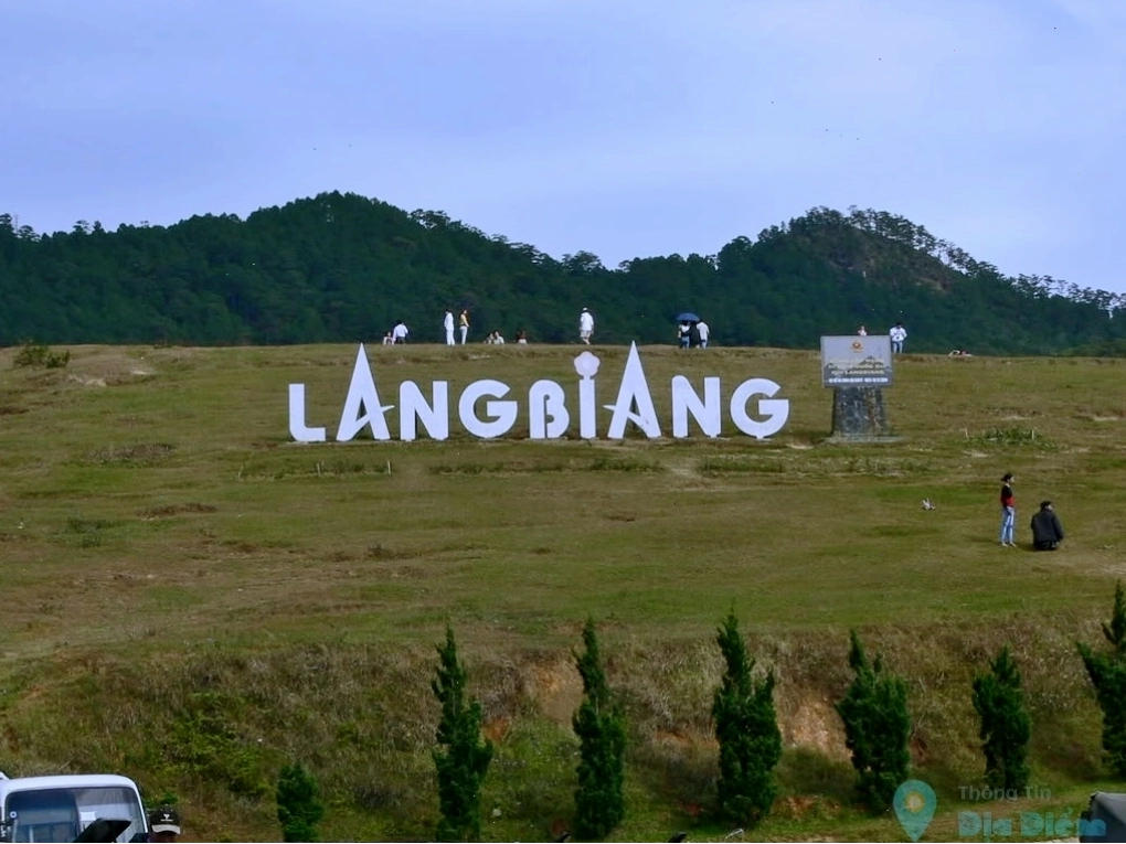 Cảnh quan núi Langbiang nhìn từ trên cao với thung lũng xanh mướt