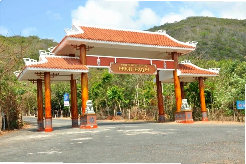 Cảnh quan núi Minh Đạm với địa hình đa dạng và cây cối xanh tươi