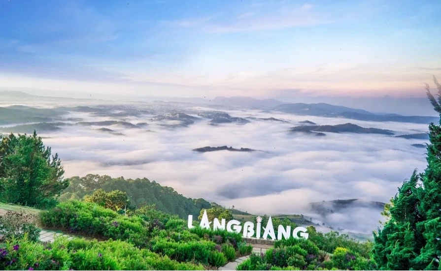 Cảnh quan núi non hùng vĩ nhìn từ đỉnh Langbiang