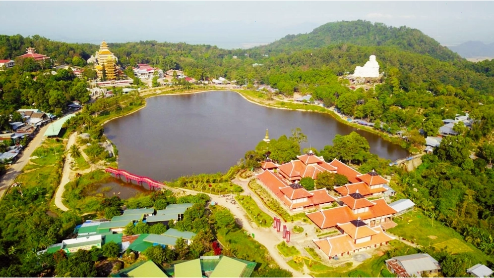Cảnh quan núi non trùng điệp nhìn từ Núi Cấm An Giang
