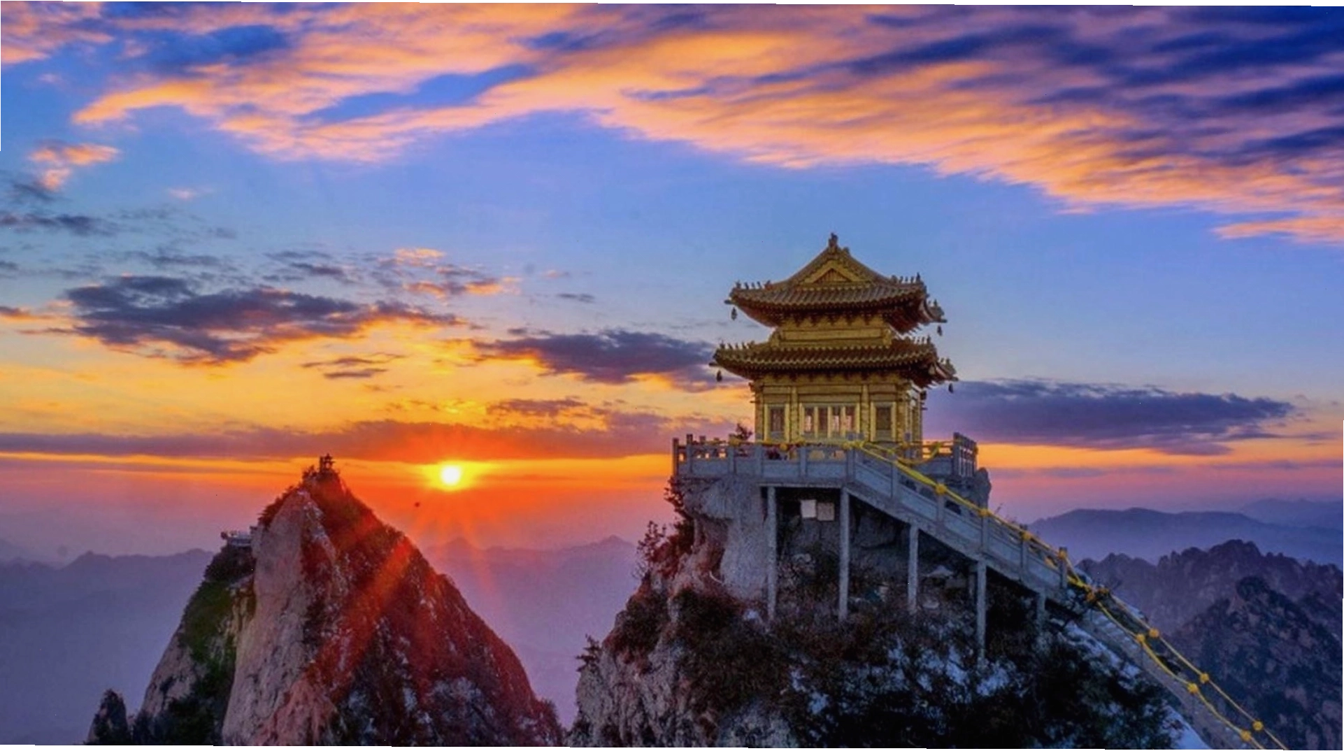 Cảnh quan thiên nhiên hùng vĩ của Núi Nga Mi vào mùa thu