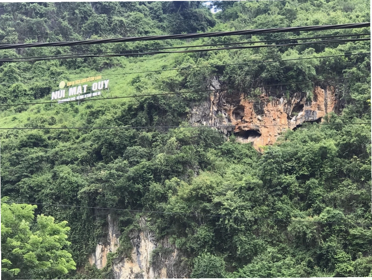 Cảnh quan thiên nhiên xung quanh Núi Mặt Quỷ