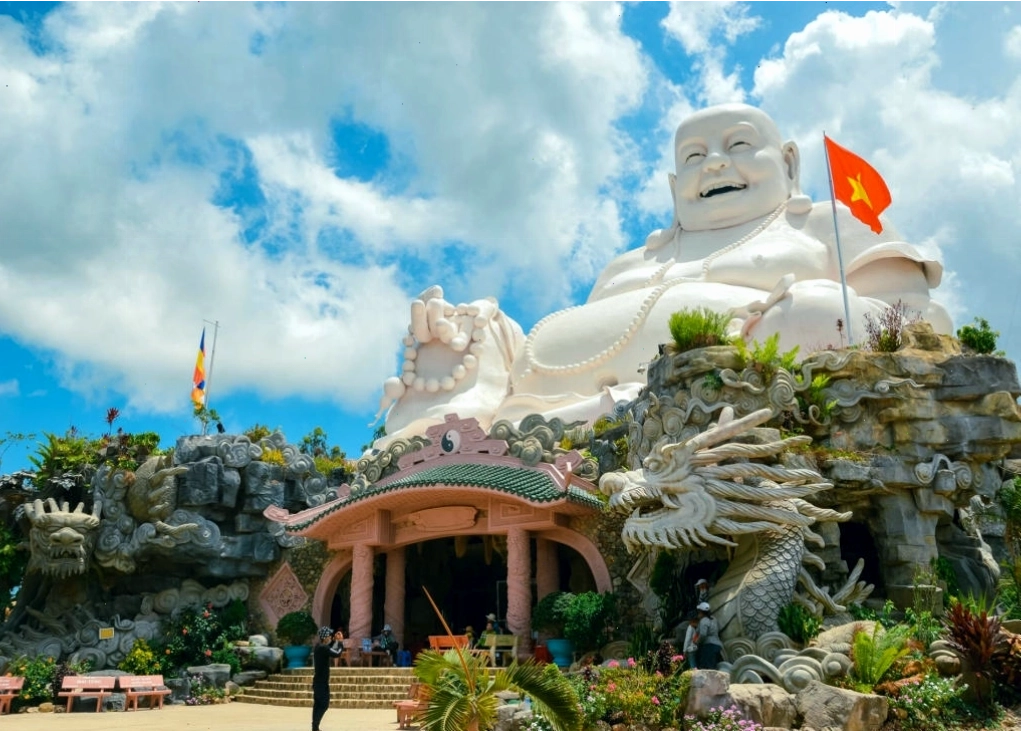 Cảnh vật xung quanh khu vực chùa trên Núi Cấm