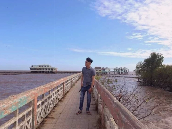 Cầu đá nhìn ra biển Bạc Liêu