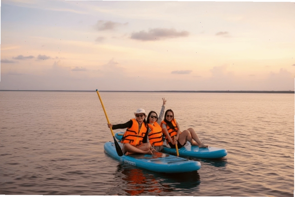 Chèo SUP trên biển Hồ Cốc
