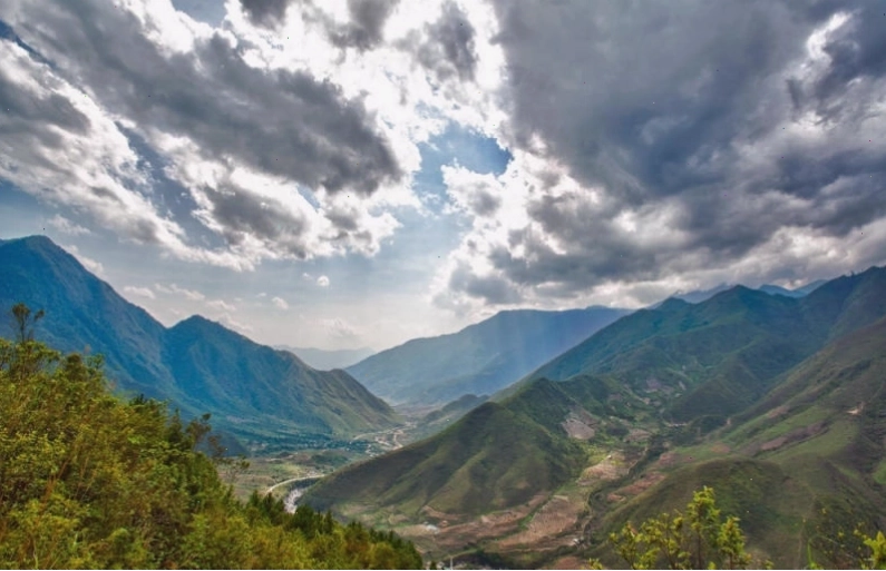 Chợ phiên vùng cao tại Sapa, gần Dãy Hoàng Liên Sơn