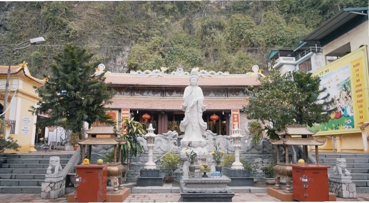 Chùa Long Tiên dưới chân Núi Bài Thơ
