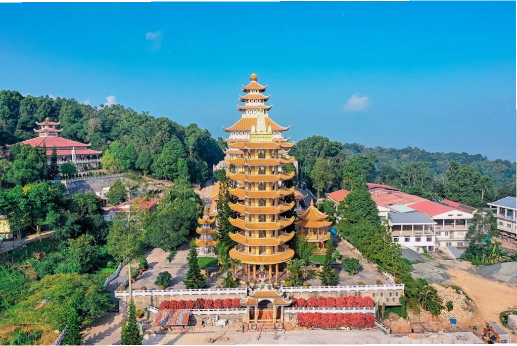 Cổng chào vào một ngôi chùa trên Núi Cấm