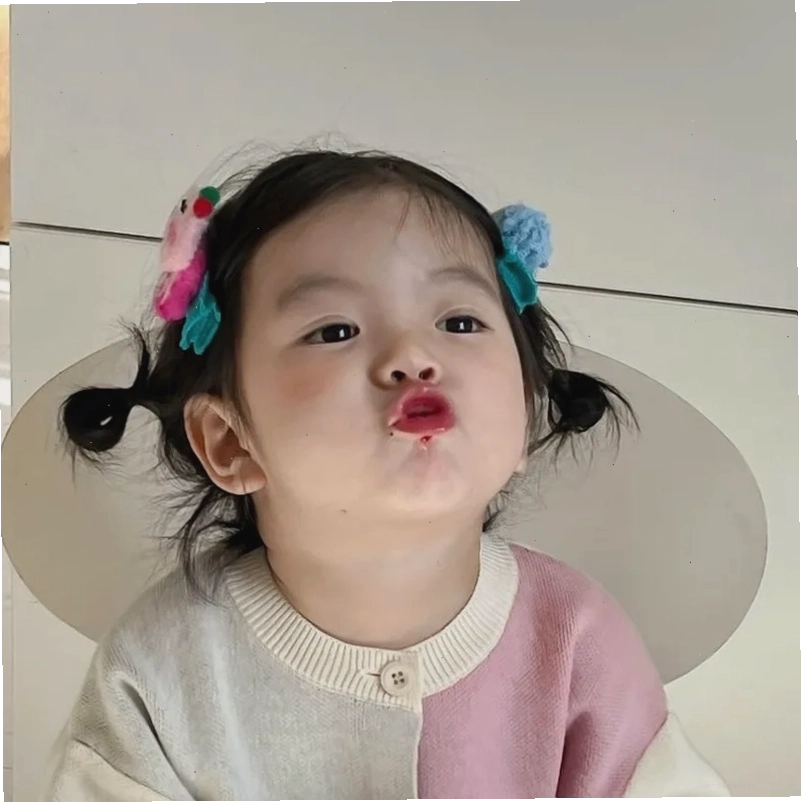 Cười xỉu với meme em bé chu mỏ siêu hài hước