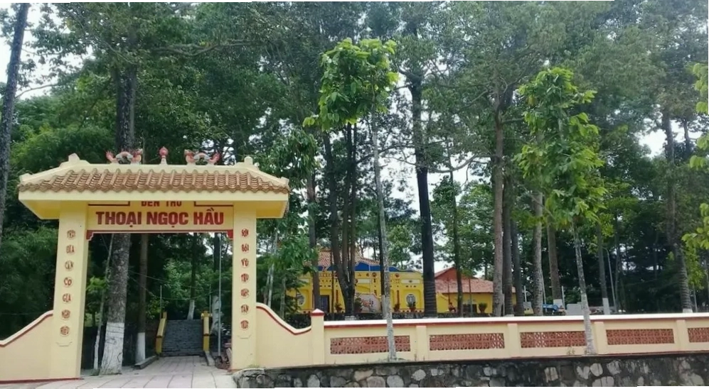Đền thờ Thoại Ngọc Hầu tại Khu du lịch Núi Sập
