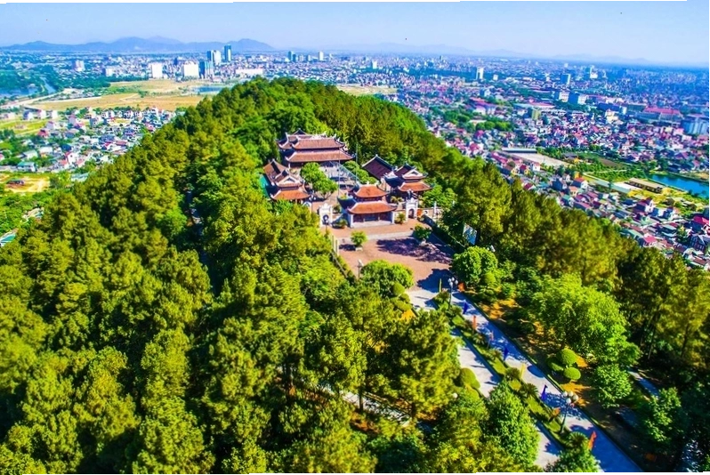Đền thờ Vua Quang Trung trên đỉnh Núi Quyết với kiến trúc cổ kính