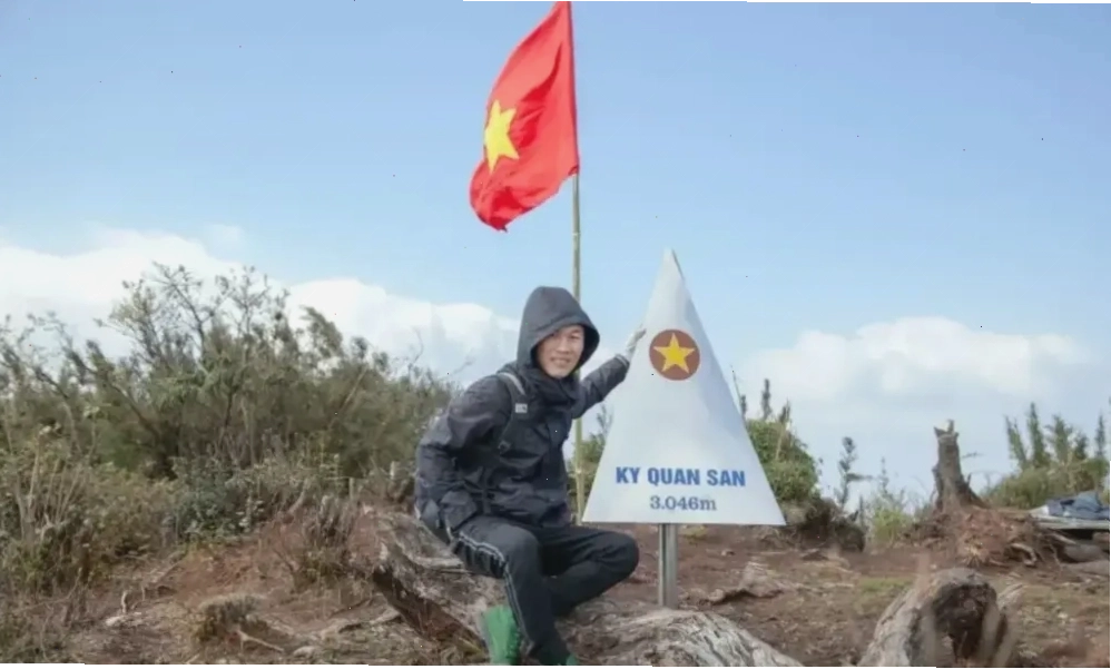 Đỉnh núi Ky Quan San mờ ảo trong sương sớm