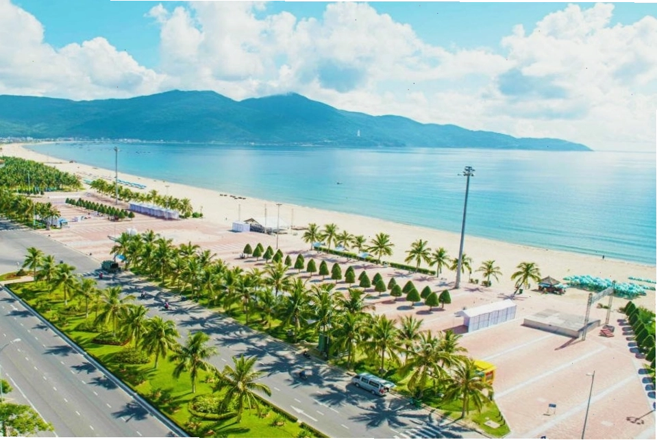 Đoạn bờ biển Việt Nam với cảnh quan thiên nhiên hùng vĩ