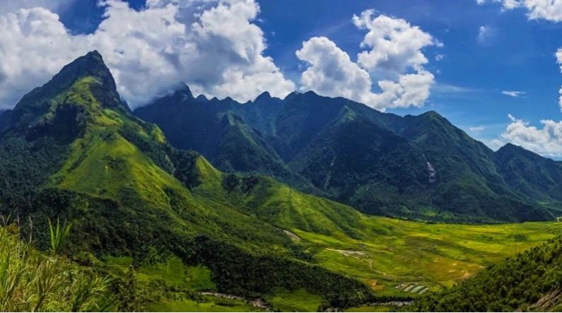 Du khách chinh phục đỉnh Fansipan trên Dãy Hoàng Liên Sơn