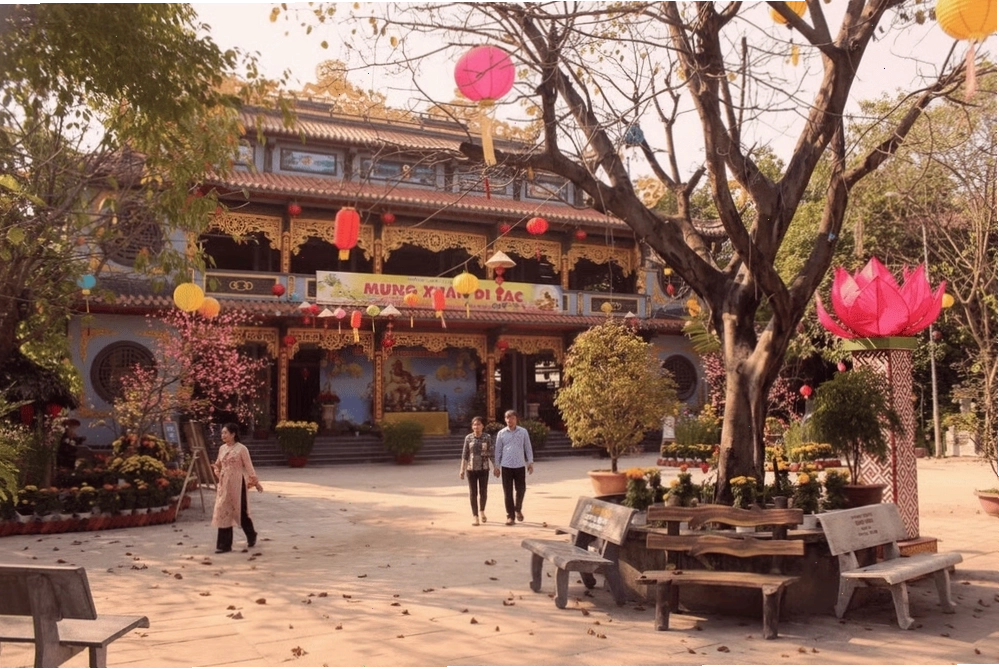 Du khách có thể thắp hương, chiêm bái tượng Phật và tham quan kiến trúc tại các ngôi chùa Ngũ Hành Sơn
