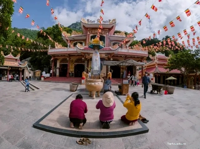 Du khách sử dụng vé điện tử để lên cáp treo Núi Bà Đen