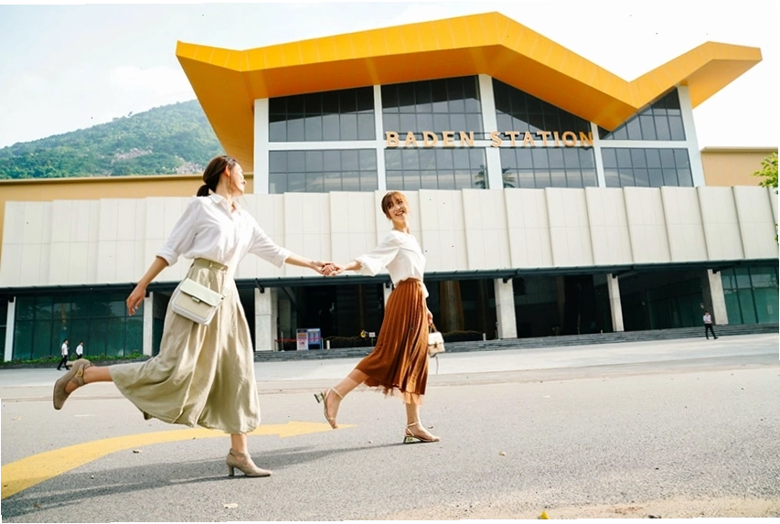Du khách tạo dáng chụp ảnh trước sân nhà ga Bà Đen