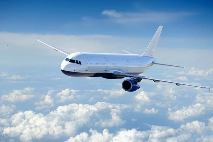 Du khách tham gia các hoạt động vui chơi trên biển Cửa Lò