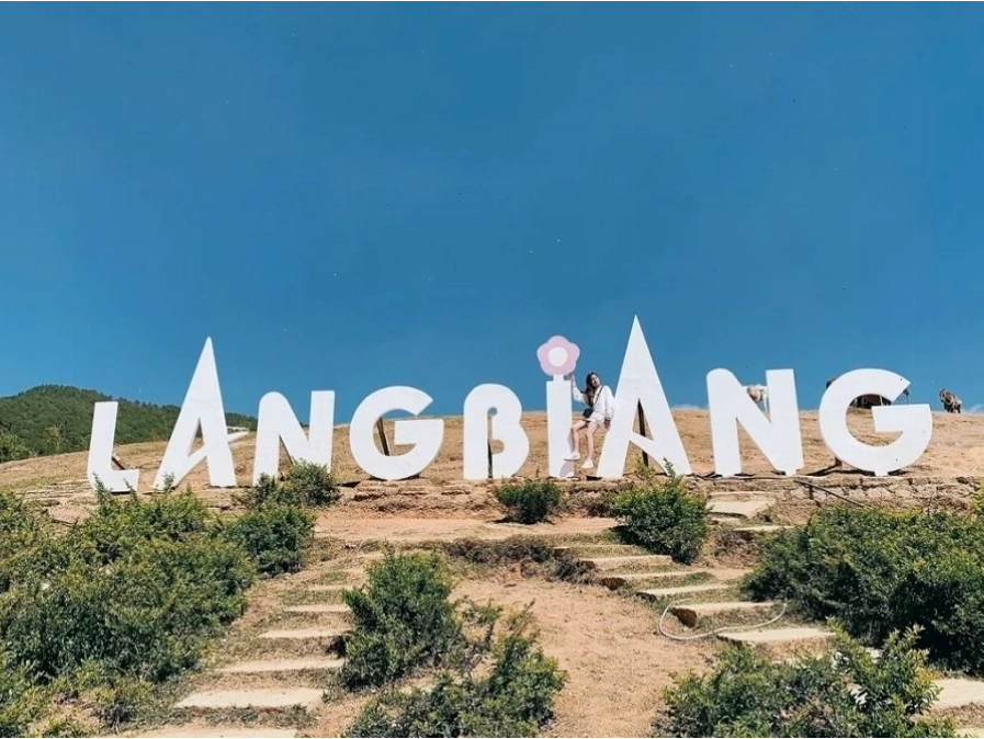 Du khách tham quan trên đỉnh Langbiang