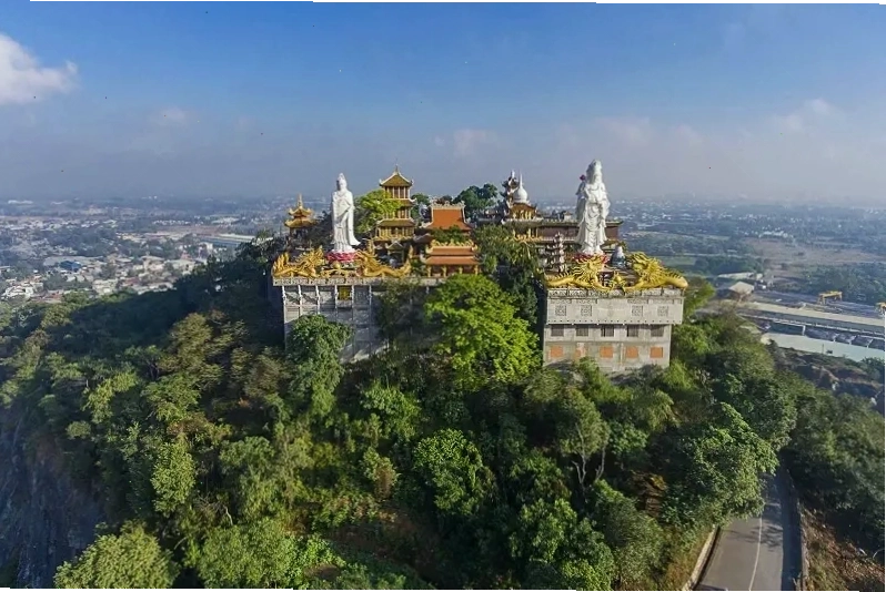 Du khách tham quan và dâng hương tại chùa Núi Châu Thới