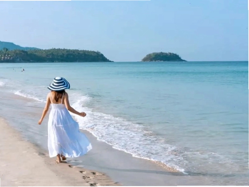 Du khách thư giãn bên bờ biển Thạch Hải yên tĩnh