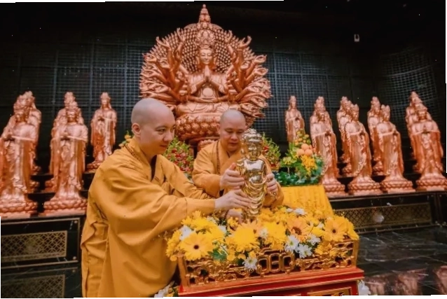 Du khách trải nghiệm cáp treo núi Bà Đen và ngắm nhìn khung cảnh mây trời