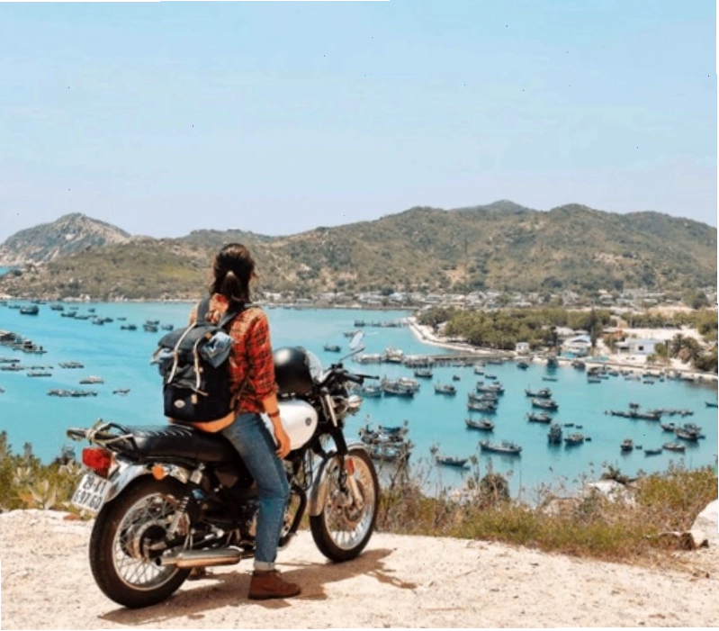 Du khách trải nghiệm chèo sup trên biển Mân Thái