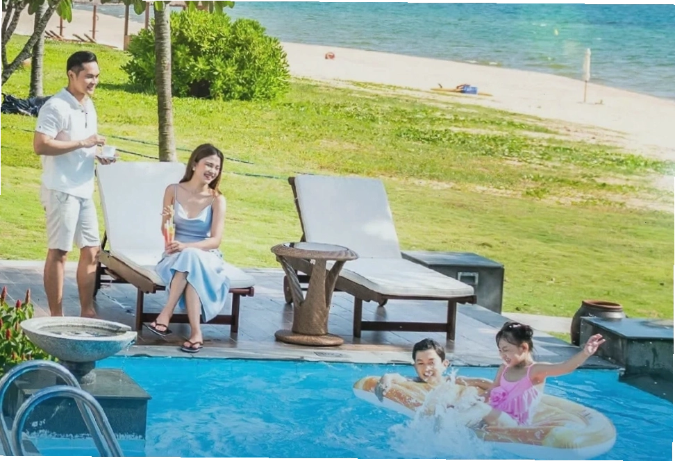 Du khách vui chơi tại bãi biển Đà Nẵng