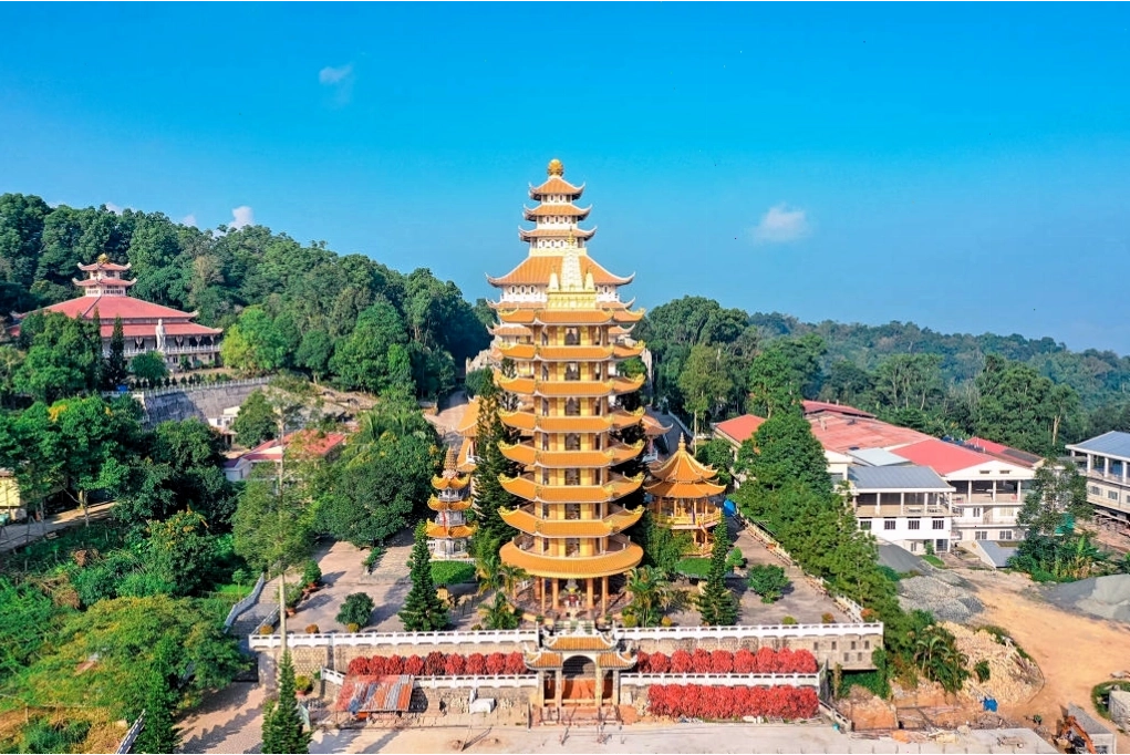 Du khách vui chơi tại Công viên nước Thanh Long, Núi Cấm