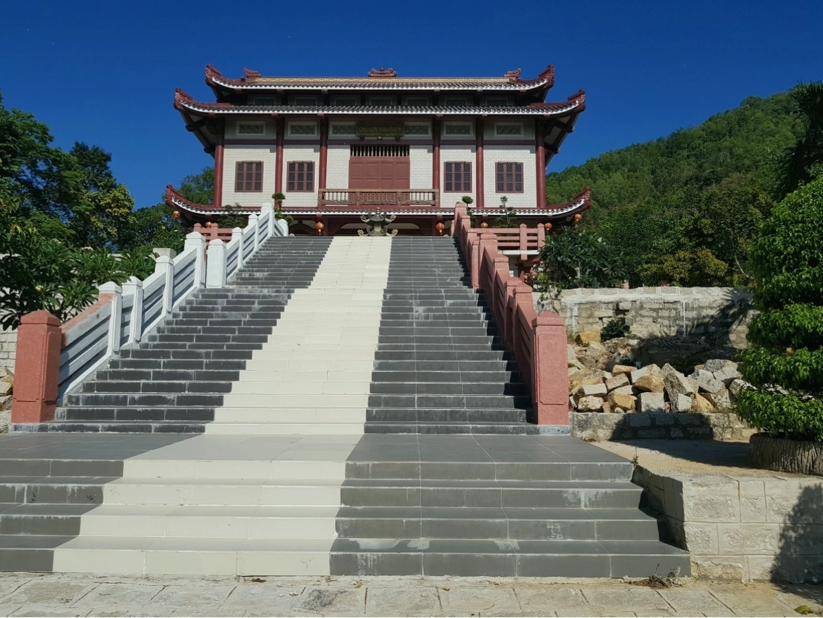 Đường lên chùa Trung trên núi Thị Vải