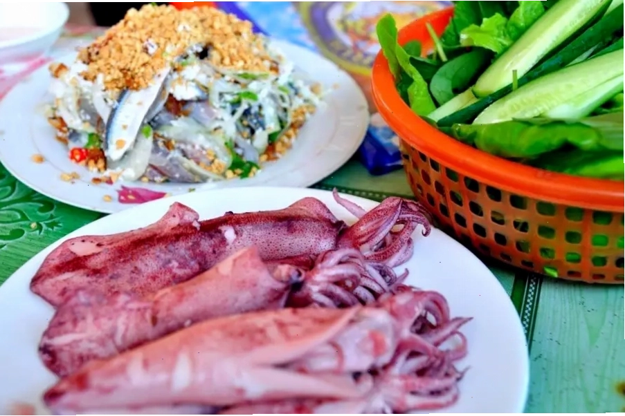 Hải sản tươi sống được chế biến hấp dẫn với hương vị đặc trưng miền Trung tại bãi biển Non Nước