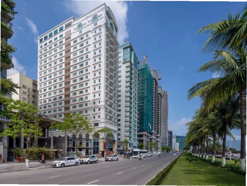 Hồ bơi ngoài trời tại Paracel Hotel Da Nang nhìn ra biển