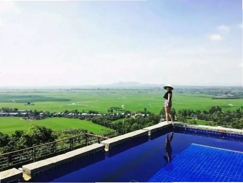 Hồ bơi vô cực tại Victoria Núi Sam Lodge