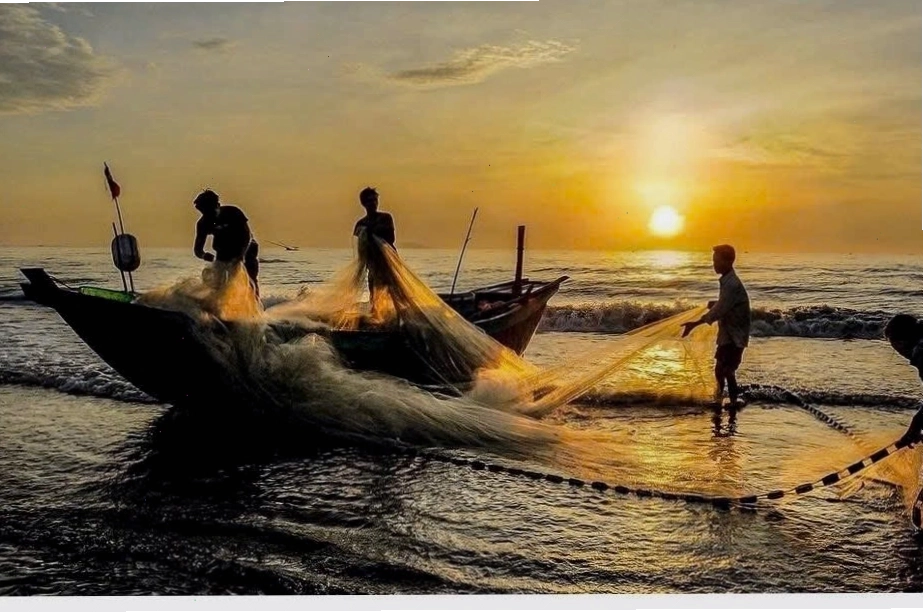 Hoàng hôn buông xuống trên biển Quỳnh Lưu