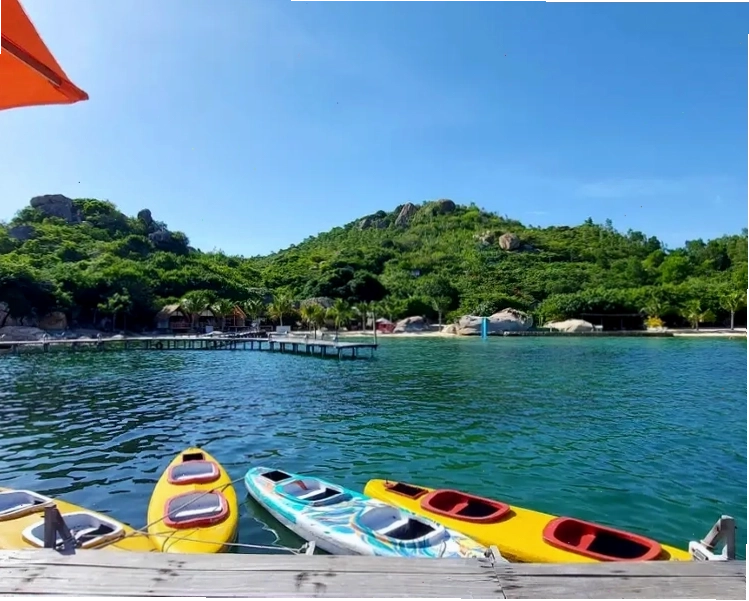 Hoạt động chèo SUP tại khu du lịch sinh thái Sao Biển Cam Ranh