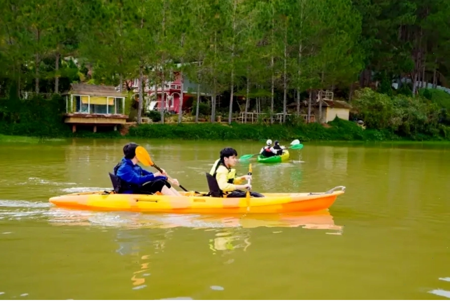 Hoạt động chèo thuyền kayak tại khu du lịch rừng thông núi Voi