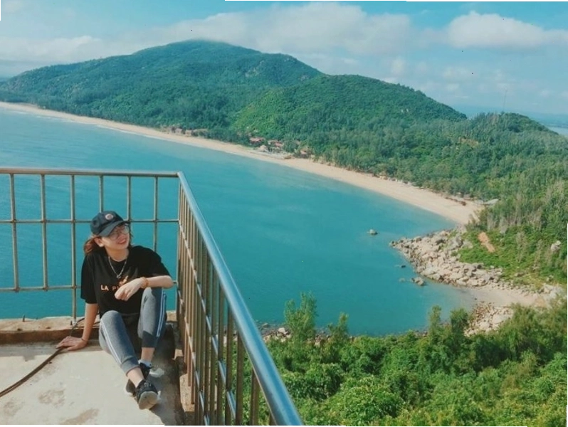 Hoạt động tắm biển vui vẻ tại biển Thạch Hải